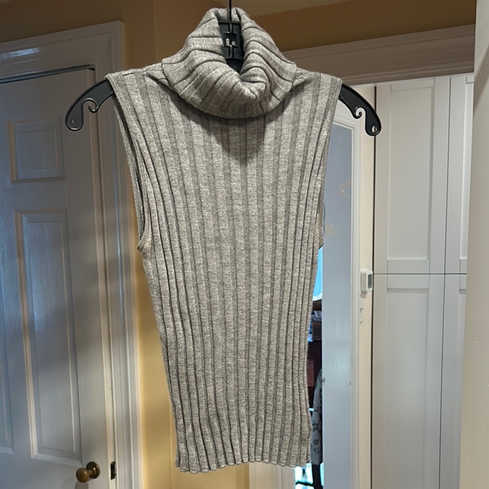 Chic Sleeveless Gray Turtleneck Sweater